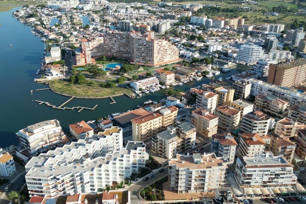Spacieux Appartement Rose Front Mer Et Piscine Rosas Exterior foto