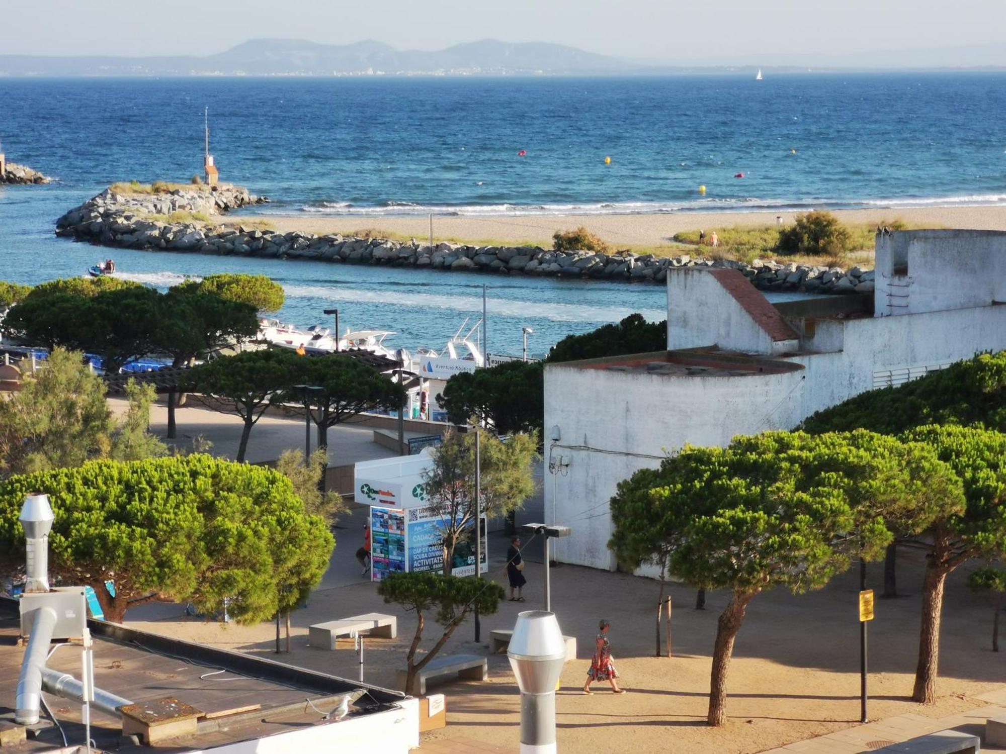 Spacieux Appartement Rose Front Mer Et Piscine Rosas Exterior foto